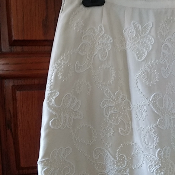 NWT Dana Buchman satin beaded skirt. Size 4. - Picture 7 of 8